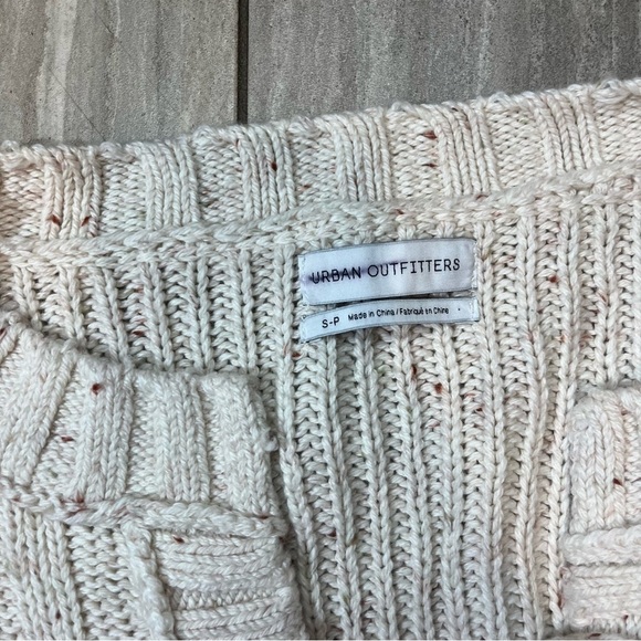 Urban Outfitters Women’s Cable Knit Vleck Speckled Cropped Sweater S - Picture 4 of 4